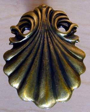 Shell: Deco Clam Shell Knob brass finish